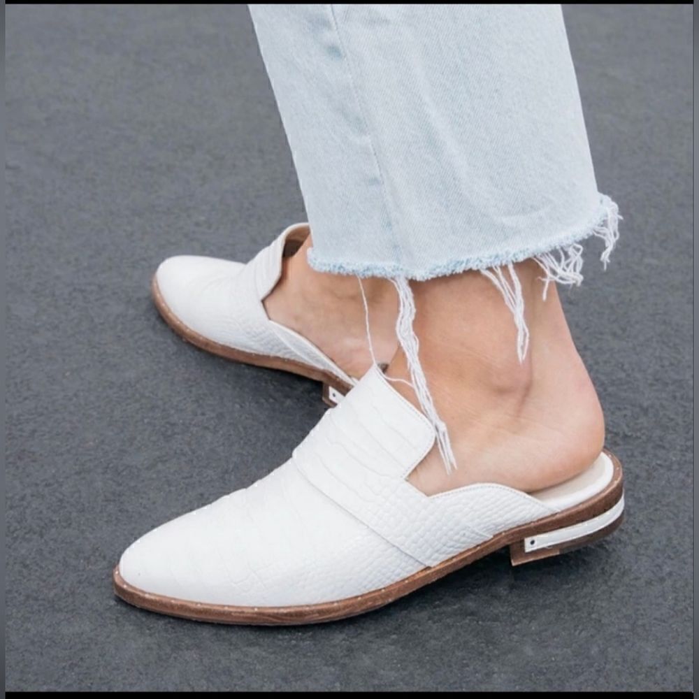Freda Salvador Keen Mule in White Croc size 7.5